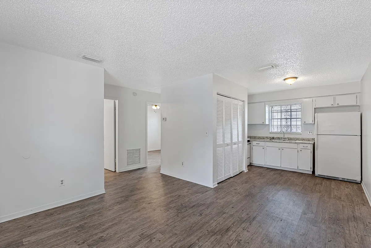 Building Photo - 2113 W Cypress St
