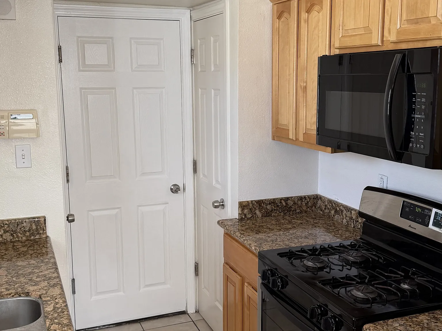 6201-6205 Bromley Ave - 6205 — Photo 2