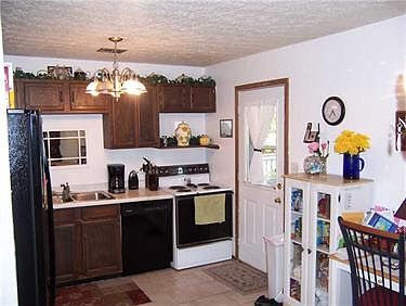 5th image of 227 Greenwood Dr