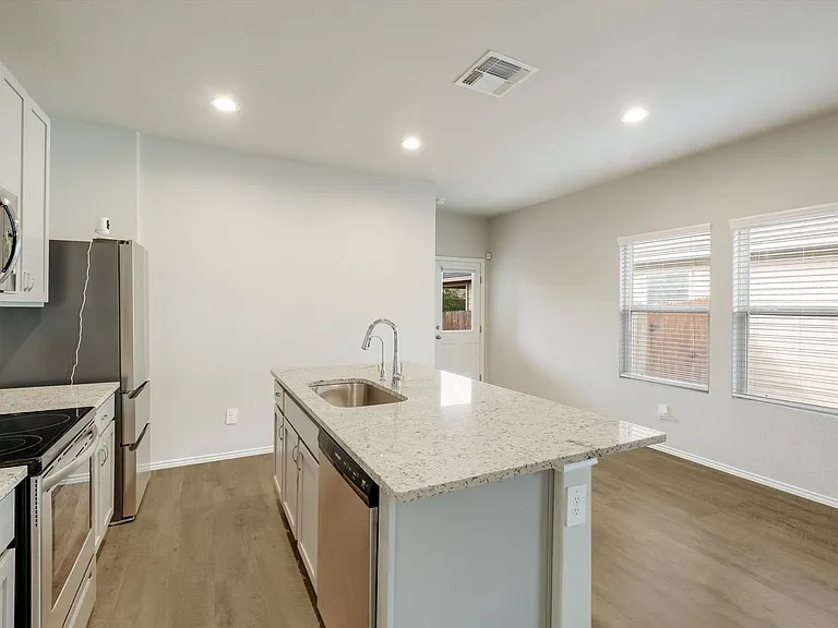 3023 Laguna Clfs — Photo 12