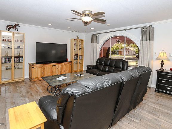 3rd image of 725 N Grand