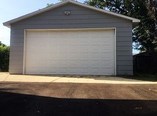 19 Circle Dr W, Montgomery, IL
