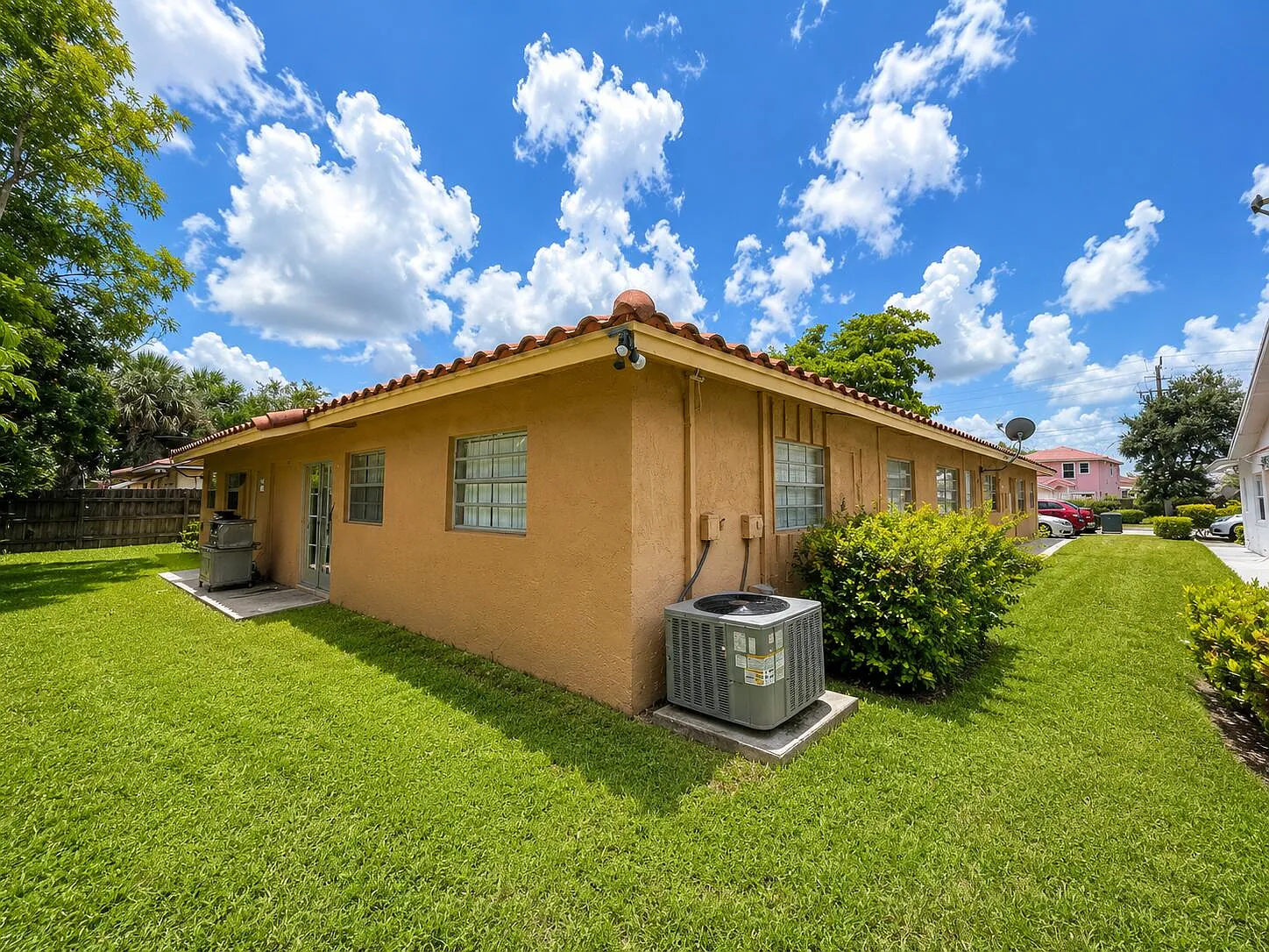 3 bed, 2.0 bath, 1100 sqft, $2,400 — Photo 3