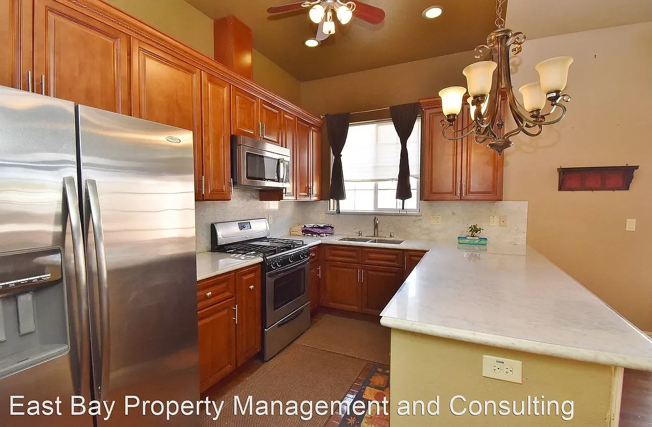 3 bed, 1049 sqft, $3,200 — Photo 3