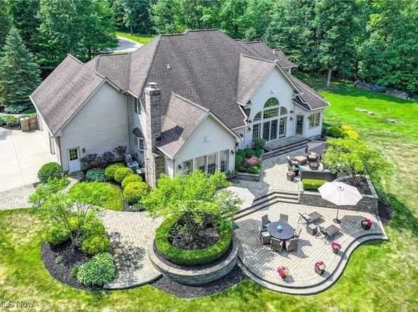 9445 Winterberry Ln, Kirtland Hills, OH 44060