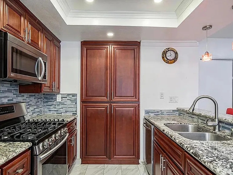 652 E Skylark Dr — Photo 5