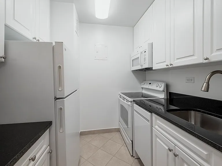 211 W 56th St #E12 — Photo 4