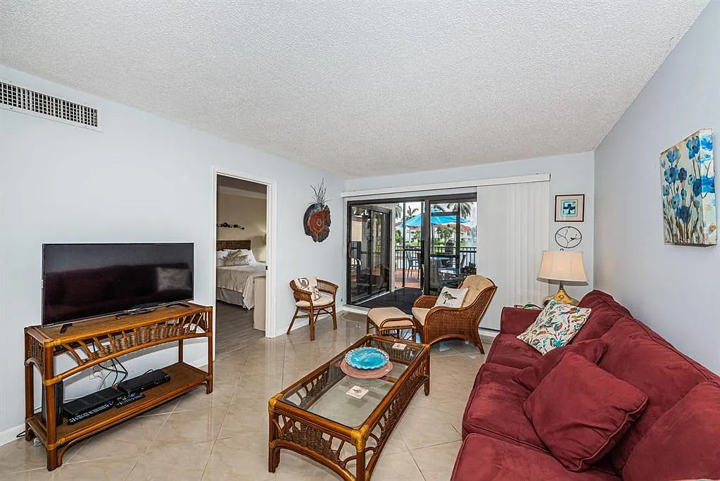 2 bed, 2.0 bath, 945 sqft, $5,790 — Photo 4