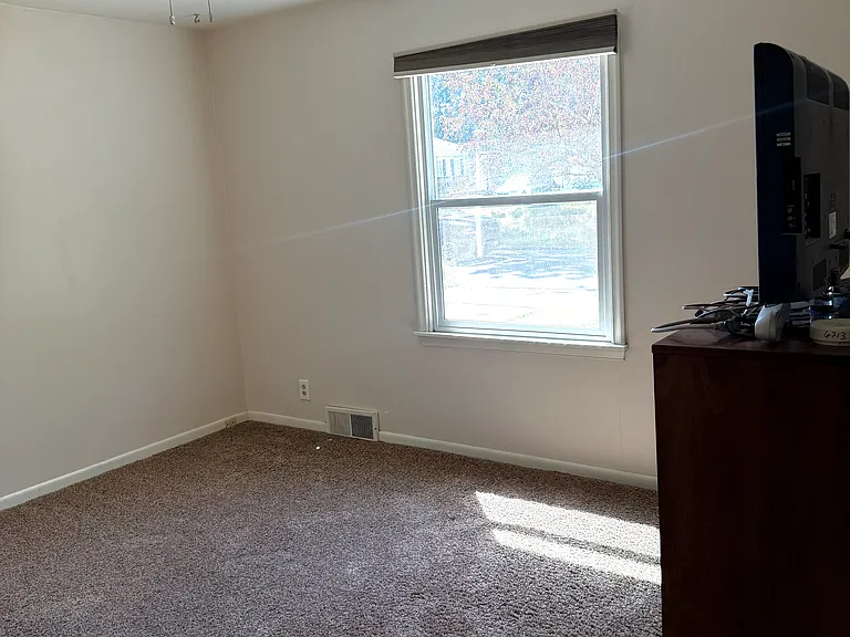 1415 E Thurston Ave — Photo 10