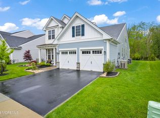 61 Grandview Cir, Farmingdale, NJ 07727