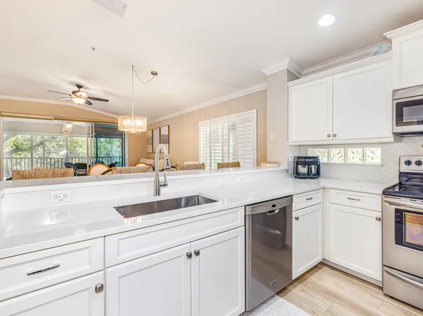 975 Tarpon Cove Dr APT 204, Naples, FL 34110