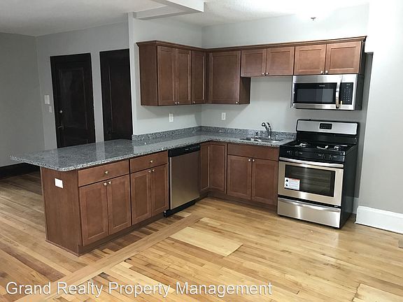 2nd image of 412 Pierce St N APT 2