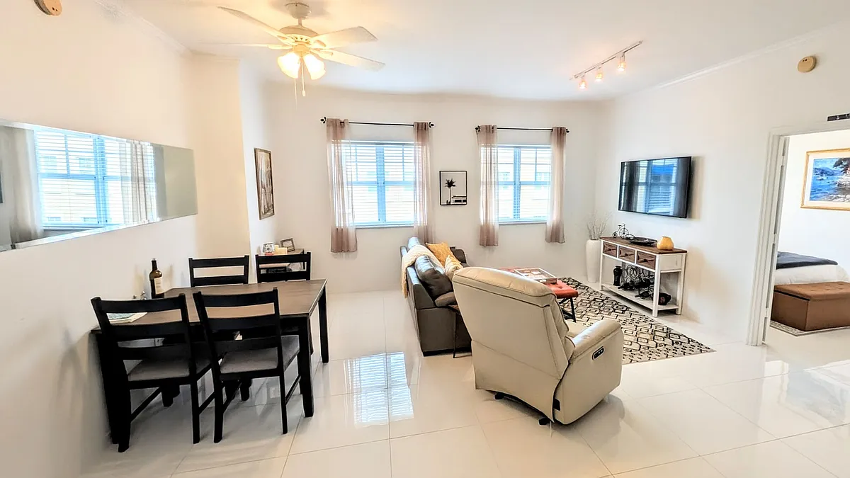 Building Photo - 1064 N Tamiami Trl #1606