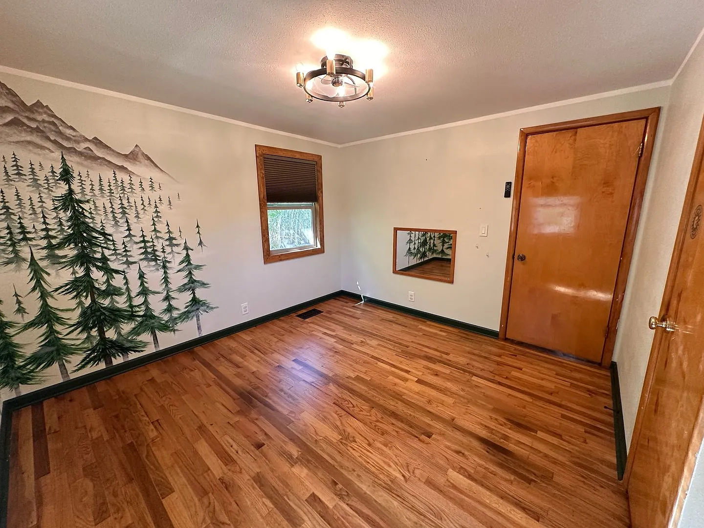 Beautiful 4 bedroom home with views of town — Photo 2