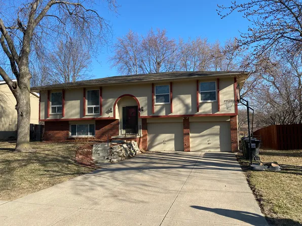 702 Shannon Rd, Papillion, NE 68046