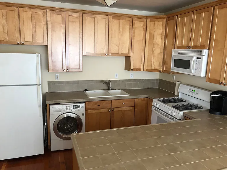1045 E St #4 — Photo 2