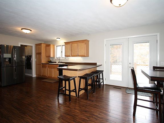 2nd image of 1004 10th St SE