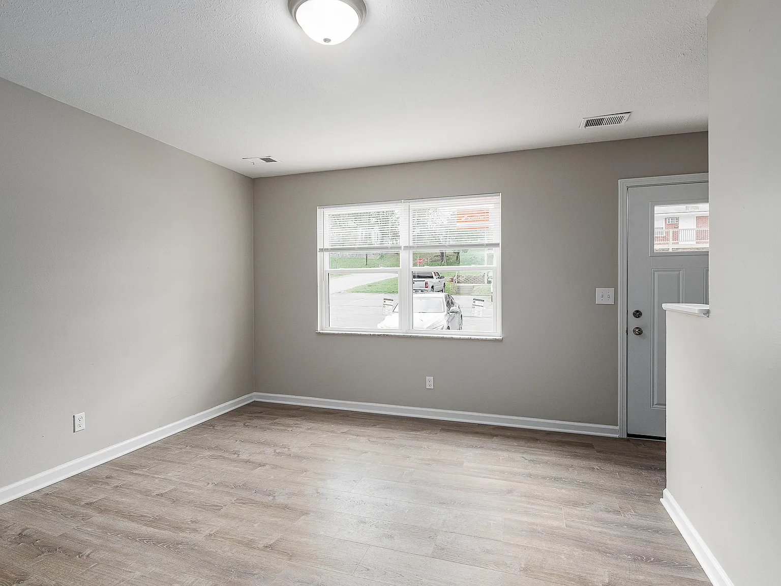 2 bed, 1.5 bath, 910 sqft, $1,250 — Photo 4