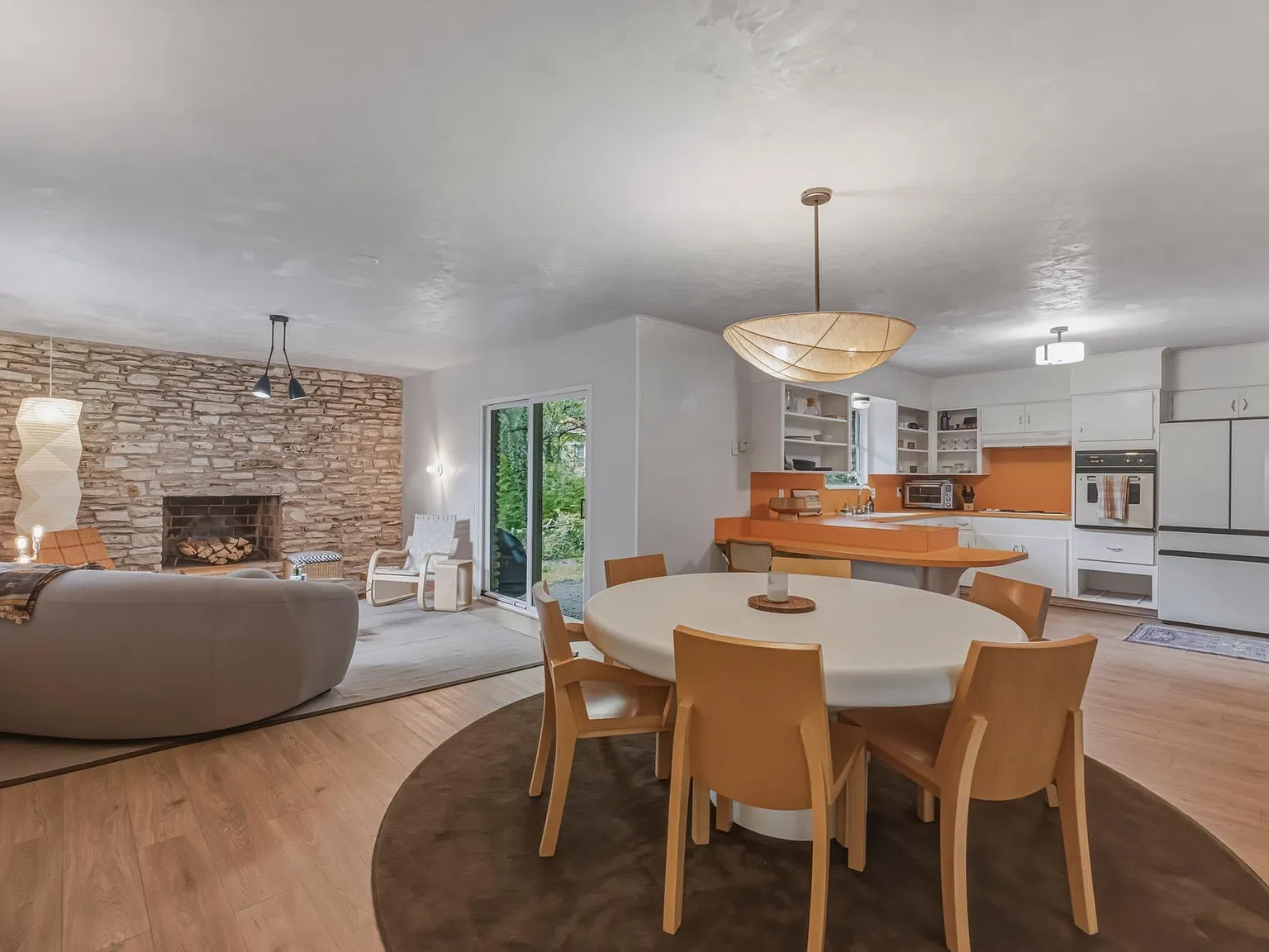 3 bed, 2.0 bath, 1715 sqft, $3,200 — Photo 3