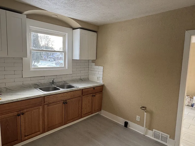 9400 Lakepointe St — Photo 3