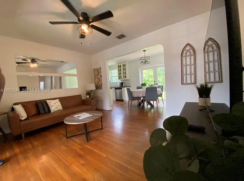 3 bed, 1078 sqft, $4,050 — Photo 2