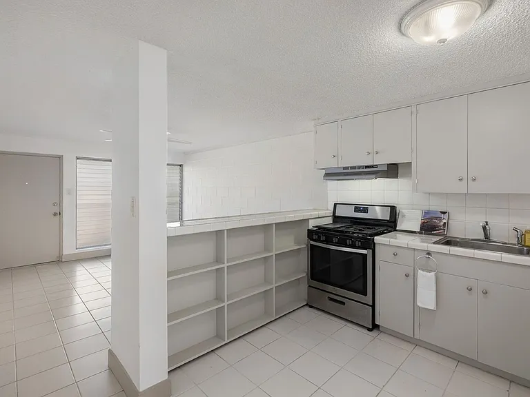 2501 Coyne St #205 — Photo 4