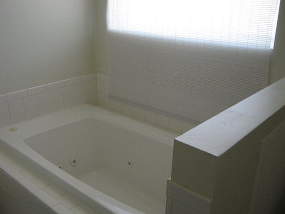 4th image of 111 Kings Orchard Ln