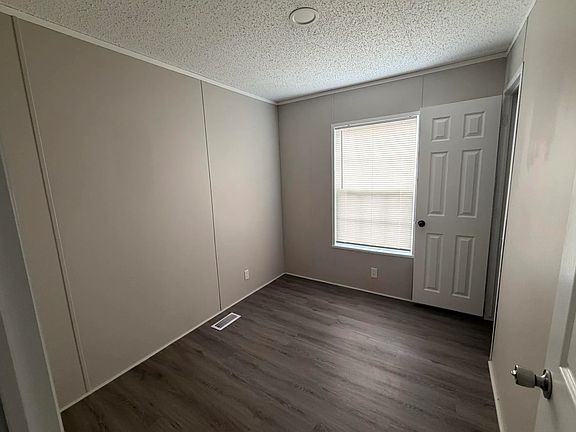 5th image of 302 Carriage Lane Est