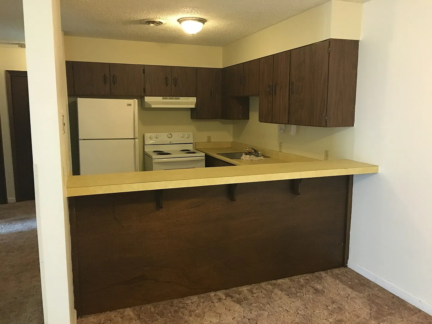 KU-Country Club Apts — Photo 3