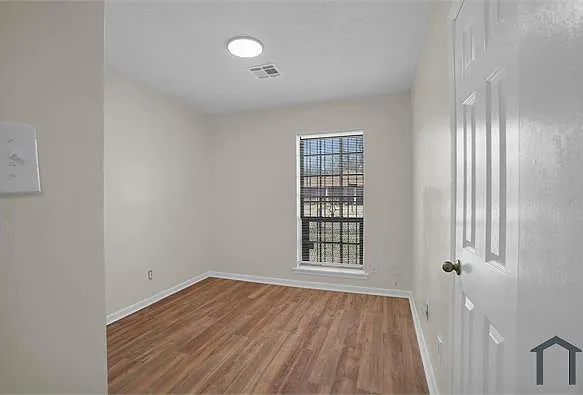 724 Golden Gate Dr — Photo 4