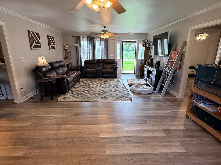 989 Bateman Dr — Photo 2