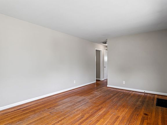 5th image of 1601 Crystal Ln