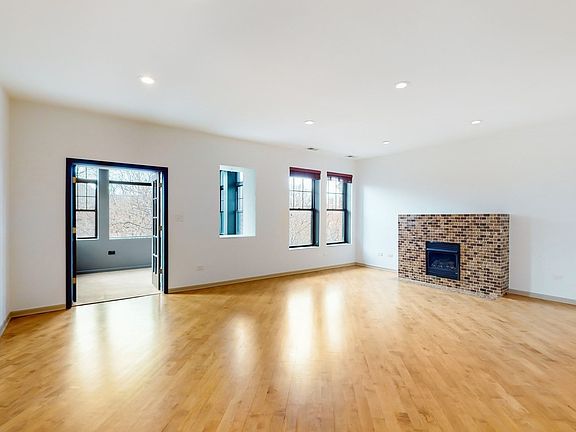 3rd image of 928 E Hyde Park Blvd Unit 4