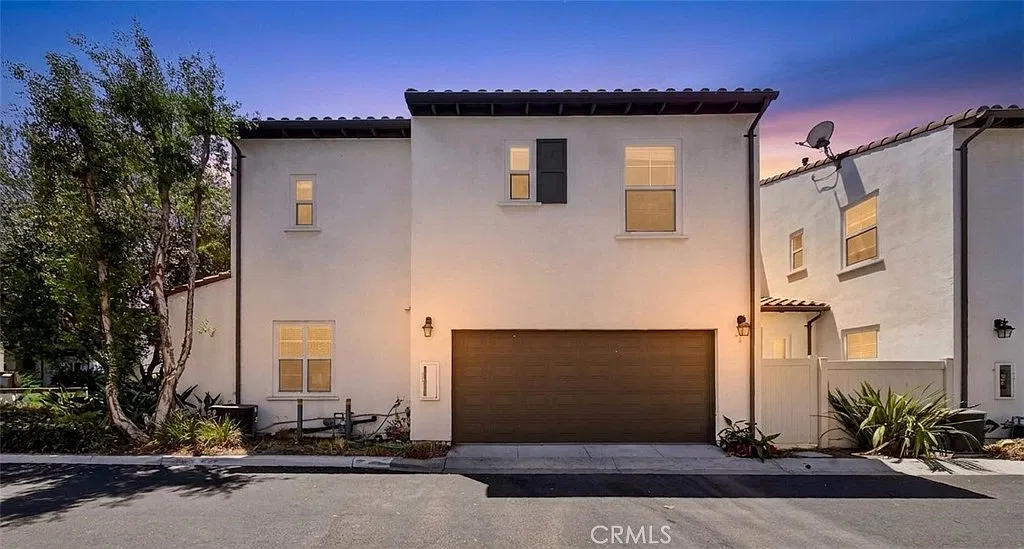 3 bed, 2.5 bath, 1930 sqft, $4,000 — Photo 2