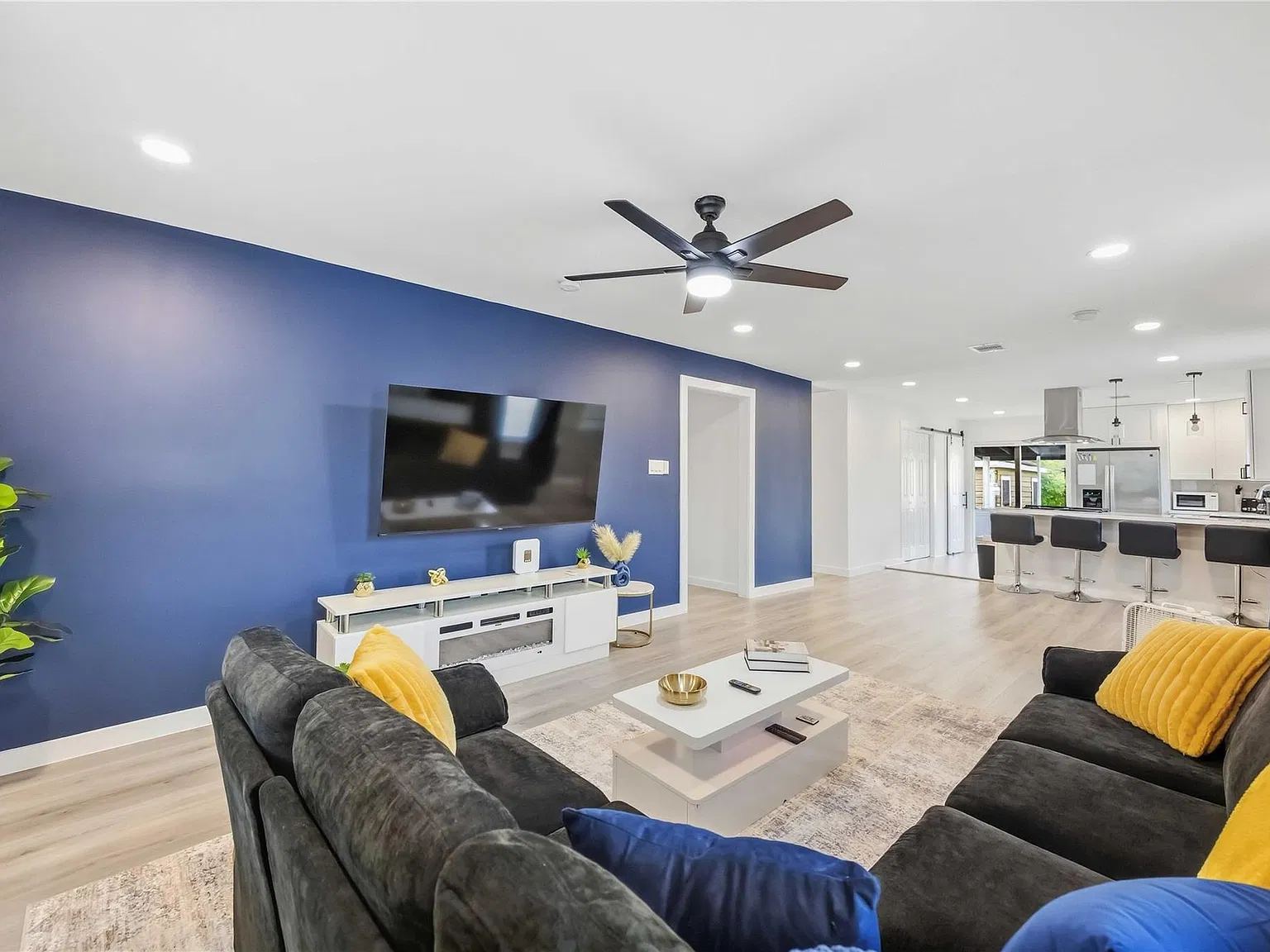 2 bed, 2.0 bath, 1200 sqft, $1,900 — Photo 1