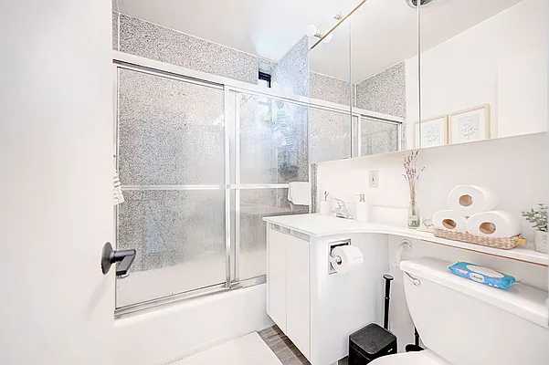 Rented by Urbane Brokerage | media 10