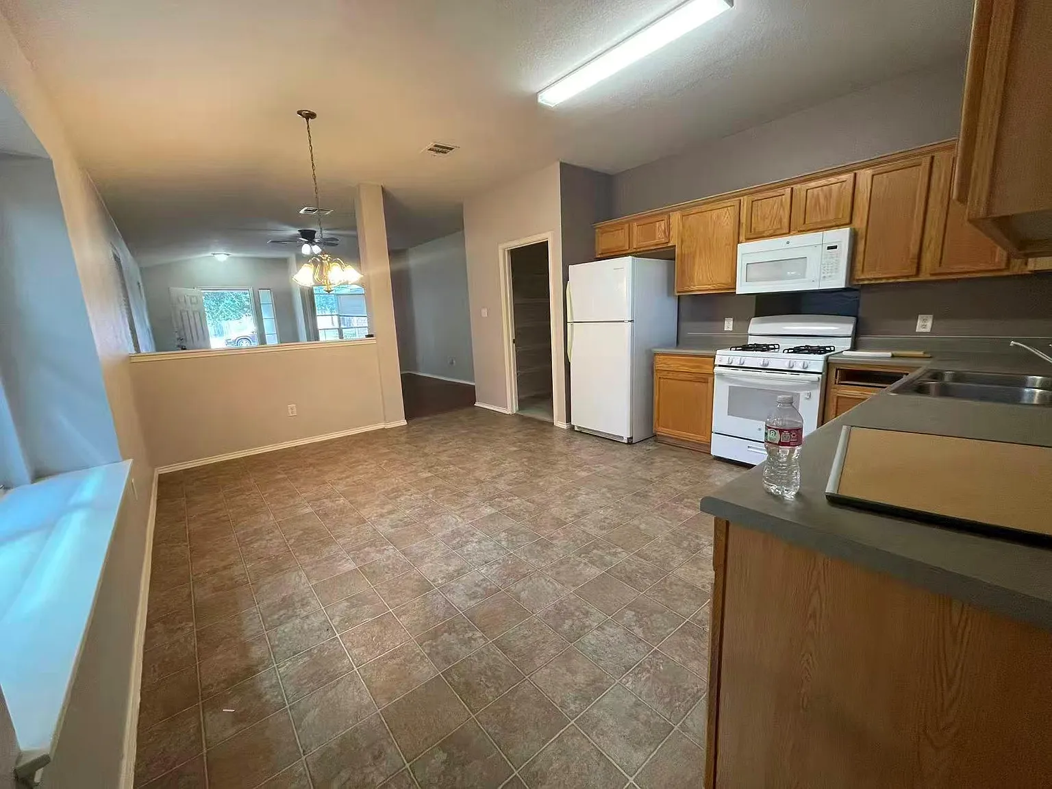 3 bed, 2.0 bath, 1708 sqft, $1,850 — Photo 3