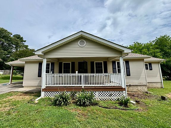2nd image of 600 Pine Oaks Dr