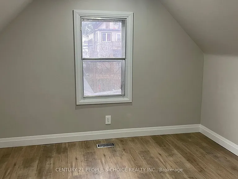 136 Edgemont St N — Photo 31