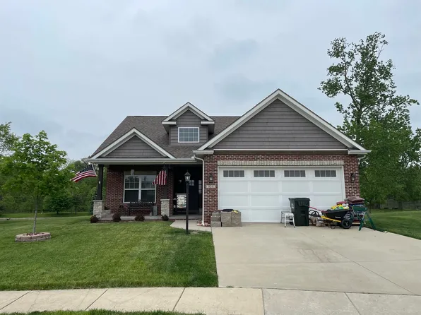 820 Woodspring Dr, Mahomet, IL 61853