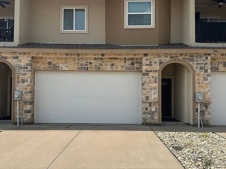 1325 Summerset Ln — Photo 2