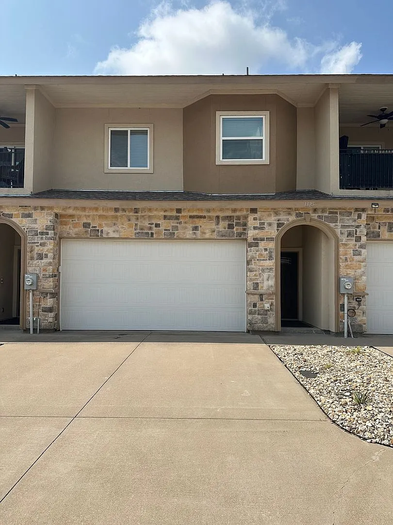 Building Photo - 1325 Summerset Ln