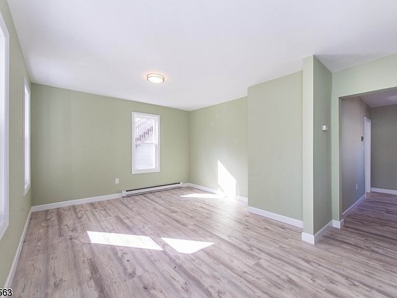 3rd image of 8 Sussex St #1