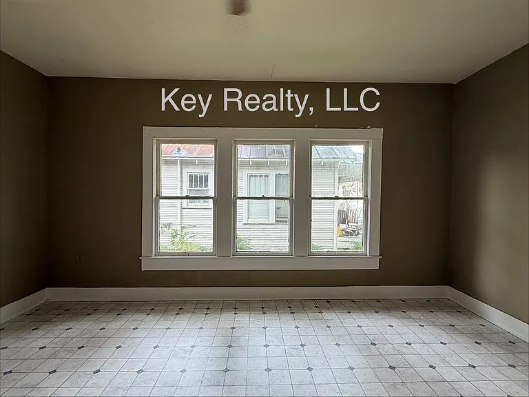 200 Reagan St — Photo 3