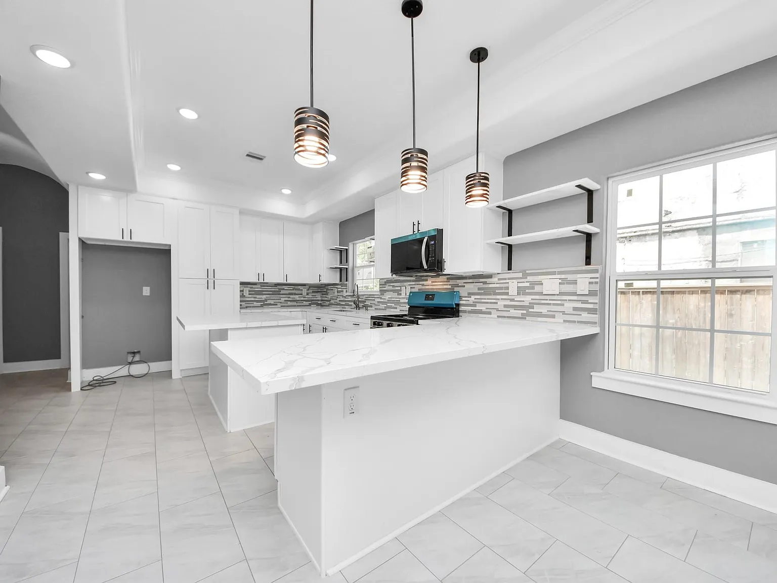 3 bed, 2.0 bath, 1072 sqft, $2,000 — Photo 4