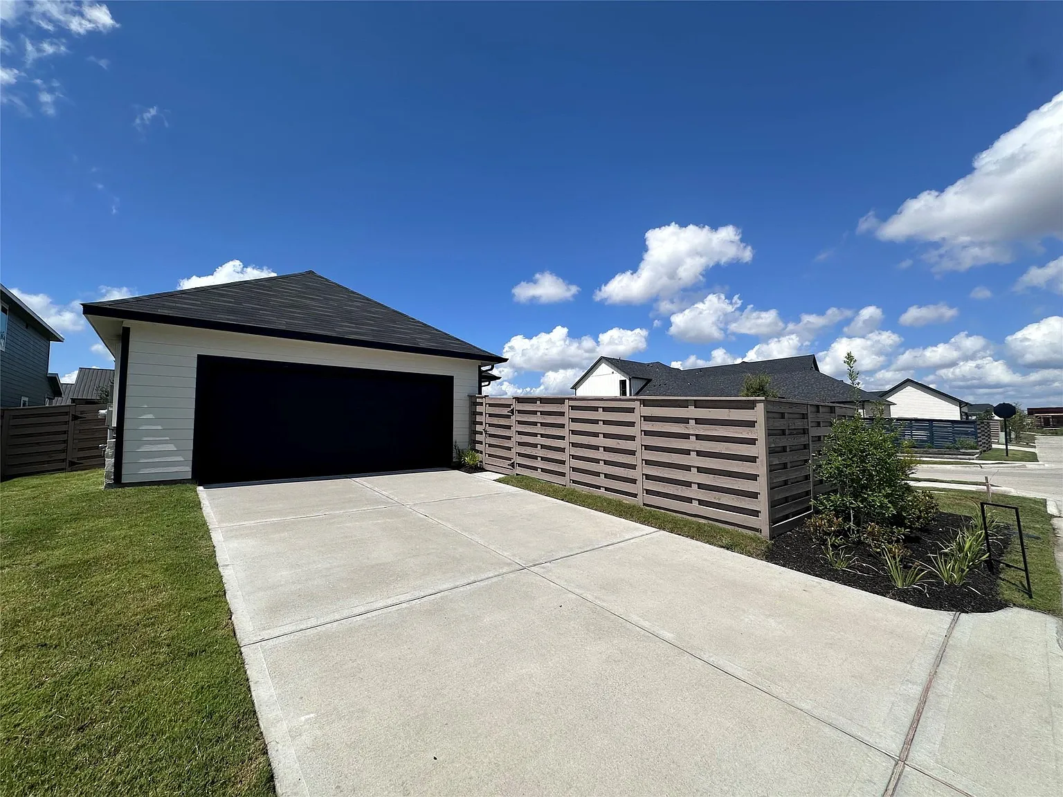 3 bed, 2.0 bath, 1607 sqft, $2,250 — Photo 2