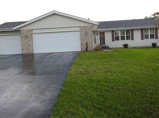 11027 Meadowsweet Ln, Roscoe, IL 61073