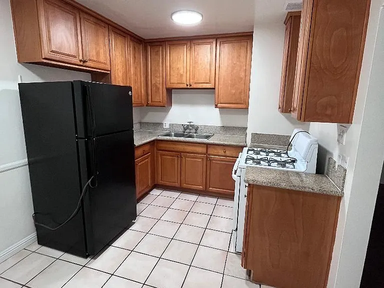 15943 Victory Blvd #2 — Photo 3