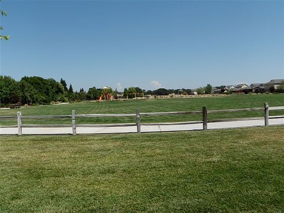 Walking distance to Baroni Park