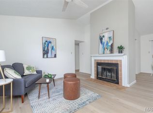 9162 Eager Rd, Saint Louis, MO 63144